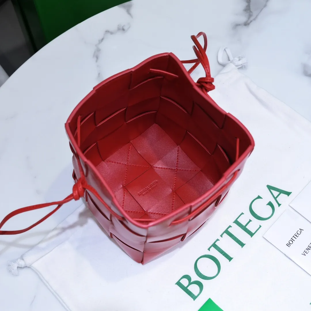 Bottega veneta* new woven small bucket bag latest series # The square bag shape is matched with classic woven elements, drawstring design, minimalism, and has a very large capacity. Every color is beautiful, it is simple and elegant but has a cool style. It can be used by both men and women, and the upper body is fashionable and classy! Style number: 6612# Large size: 19x14x13cm